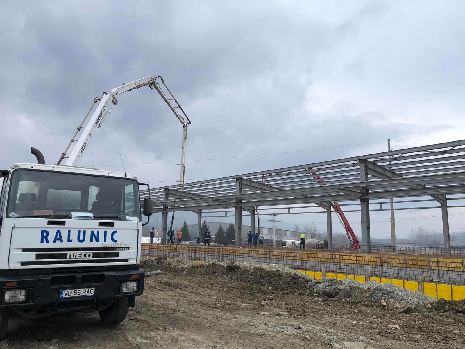Autobetonieră RALUNIC la o hală metalică